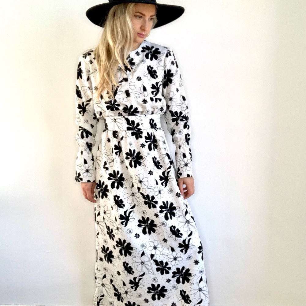 Vintage 60’s / 70’sWhite & Black Belted Maxi Dress